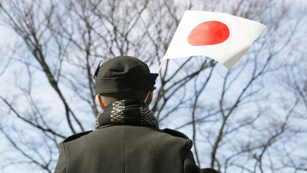 Čovek sa zastavom Japana - Sputnik Srbija