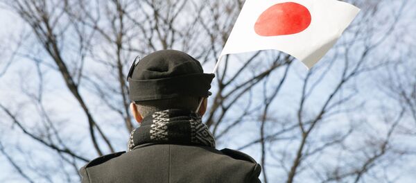 Човек са заставом Јапана - Sputnik Србија