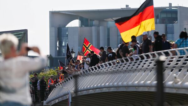 Протест десничара против миграната, ислама и немачке канцеларке Ангеле Меркел у Берлину, 7. мај 2016. - Sputnik Србија