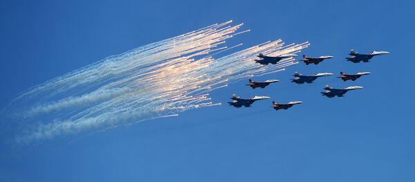 Ловци Су-27 аеробатске групе „Руски витезови“ и МиГ-29 групе „Стрижи“ на војној паради у Москви поводом 71. годишњице победе у Великом отаџбинском рату, на Дан победе, 9. мај 2016. - Sputnik Србија