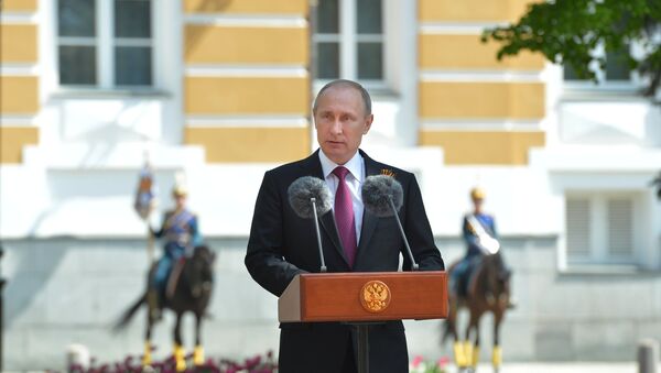 Predsednik Rusije i vrhovni komandant ruske vojske Vladimir Putin ispred moskovskog Kremlja - Sputnik Srbija