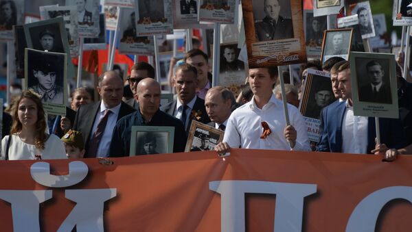 Ruski predsednik Vladimir Putin učestvovao u maršu „Besmrtni puk“ u centru Moskve - Sputnik Srbija