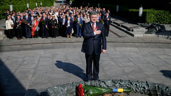 Predsednik Ukrajine Petro Porošenko na ceremoniji povodom završetka Drugog svetskog rata na Spomeniku neznanom junaku u Kijevu - Sputnik Srbija