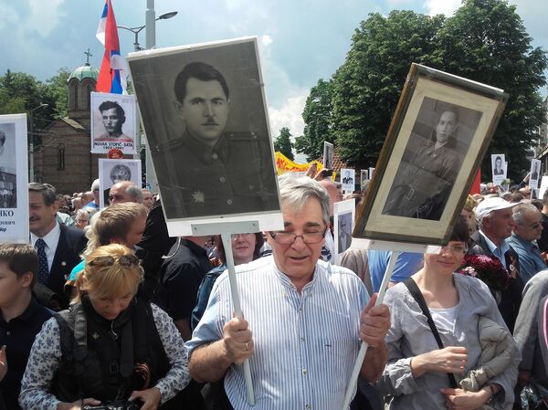  Филип Вукајловић са портертима својих родитеља - Sputnik Србија