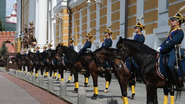 Straža na konjima ispred moskovskog Kremlja - Sputnik Srbija