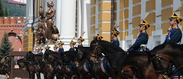 Straža na konjima ispred moskovskog Kremlja - Sputnik Srbija