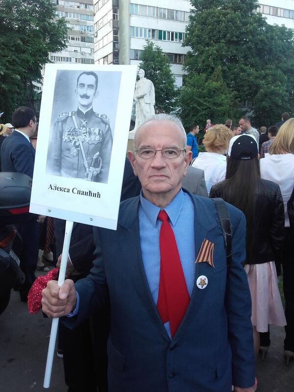 Никола Алексић са портретом свог ујака Алекса Саичић - Sputnik Србија