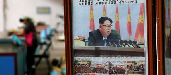 Новине са лидером Северне Кореје Ким Џонг Уном на насловној страници - Sputnik Србија