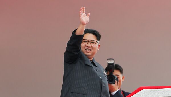 Lider Severne Koreje Kim Džong Un na paradi u Pjongjangu, 10. maj 2016. - Sputnik Srbija