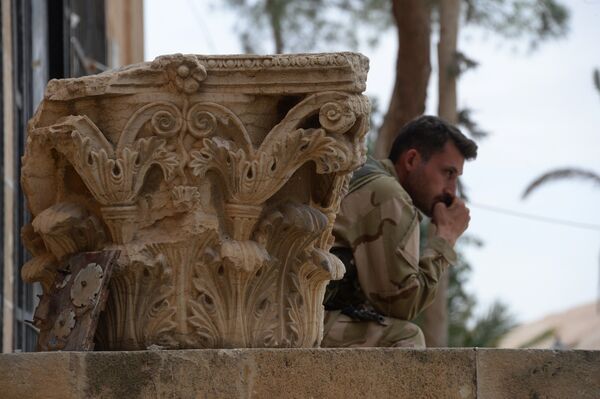 Оштећени експонат у дворишту музеја у Палмири, у Сирији. Оштећени експонат у дворишту музеја у Палмири, у Сирији. - Sputnik Србија