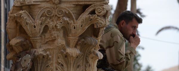 Оштећени експонат у дворишту музеја у Палмири, Сирија - Sputnik Србија