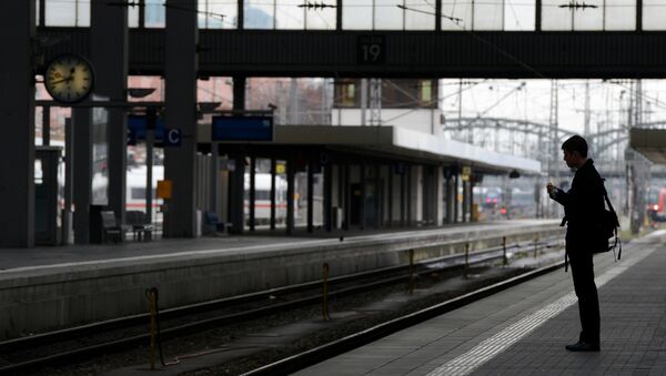 Човек на железничкој станици у Минхену, у Немачкој - Sputnik Србија