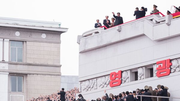 Lider Severne Koreje Kim Džong Un na vojnoj paradi u Pjongjangu, 10. maj 2016. - Sputnik Srbija