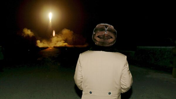 Лидер Северне Кореје Ким Џонг Ун посматра лансирање балистичке ракете - Sputnik Србија