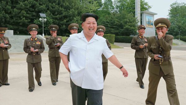 Lider Severne Koreje Kim Džong Un u obilasku akademije za PVO na nepoznatoj lokaciji - Sputnik Srbija