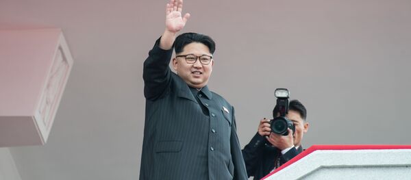 Лидер Северне Кореје Ким Џонг Ун на војној паради у Пјонгјангу, 10. мај 2016. - Sputnik Србија