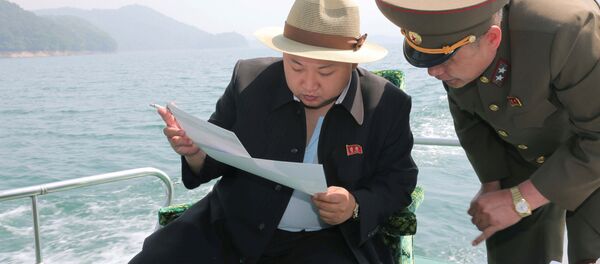 Lider Severne Koreje Kim Džong Un tokom posete gradilištu - Sputnik Srbija