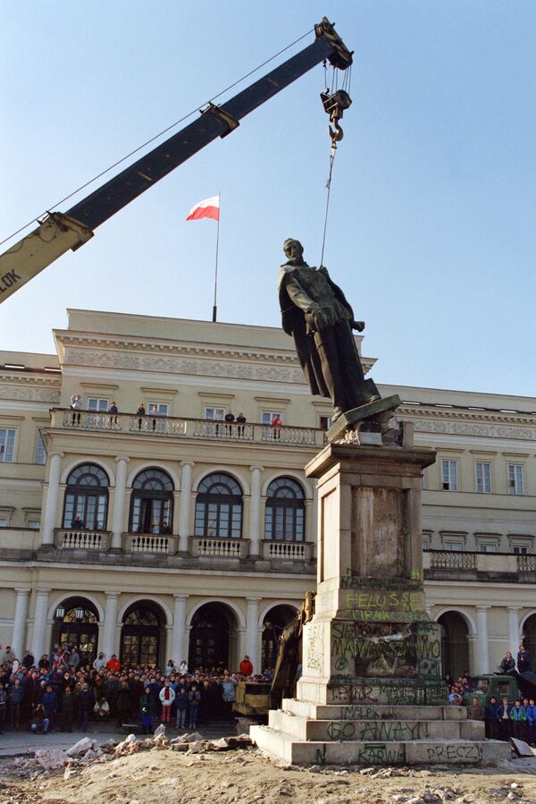 Procenjuje se da postoji oko 200 demontiranih spomenika. - Sputnik Srbija