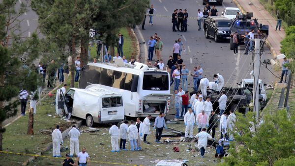 Полицијски форензичари месту експлозије аутомобила бомбе на полицијско возило  граду Дијарбакиру - Sputnik Србија