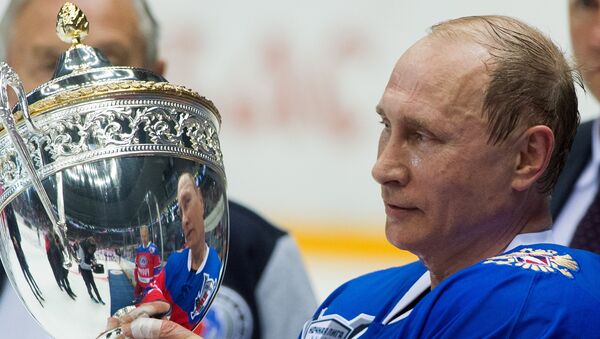 Predsednik Ruske Federacije Vladimir Putin na gala-meču Noćne hokejaške lige - Sputnik Srbija