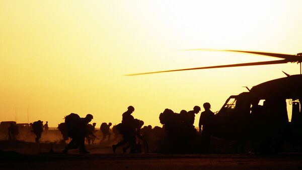 Američki vojnici ukrcavaju se u vojni helikopter - Sputnik Srbija