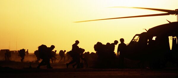 Амерички војници укрцавају се у војни хеликоптер Амерички војници укрцавају се у војни хеликоптер - Sputnik Србија