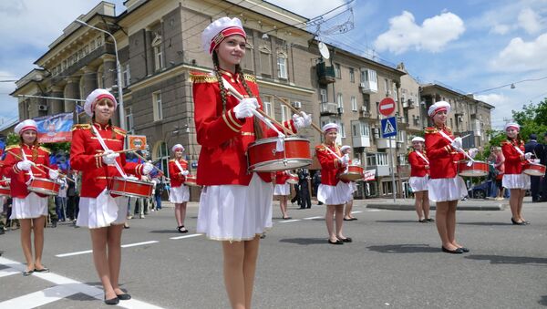 Учесници свечане поворке, посвећене другој годишњици проглашења независности ДНР у Доњецку - Sputnik Србија