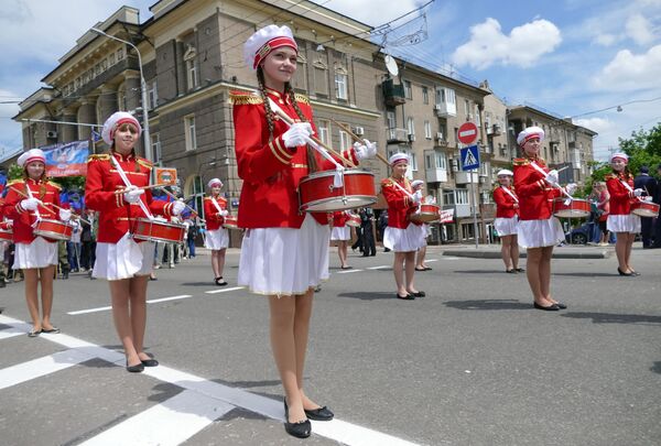 Учесници свечане поворке, посвећене другој годишњици проглашење независности Доњецке народне републике у Доњецку - Sputnik Србија