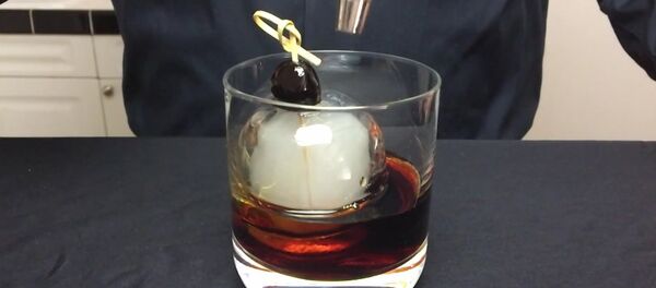 Мућкан, не мешан: Овако се прави коктел „димна бомба“ Мућкан, не мешан: Овако се прави коктел „димна бомба“ - Sputnik Србија