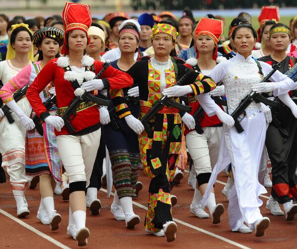 Ethnic minorities female militia parade during official celebrations of the 60th anniversary of Vietnam's Dien Bien Phu victory over France at a stadium in the Northwestern town of Dien Bien Phu on May 7, 2014 - Sputnik Србија