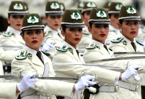 Female police officers participate in a military parade in Santiago on September 19, 2015, on the day of the 205th anniversary of Chile's independence - Sputnik Srbija