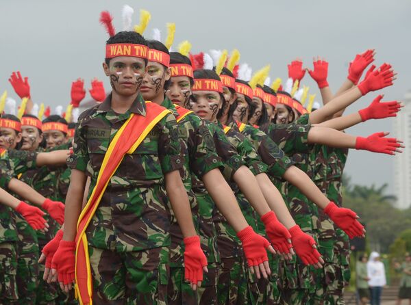 Ženski članovi indonežanskih oružanih snaga na učešću u proslavi kao oni obeležavaju Dan Kartinijeve u Džakarti 22. aprila, 2013. - Sputnik Srbija
