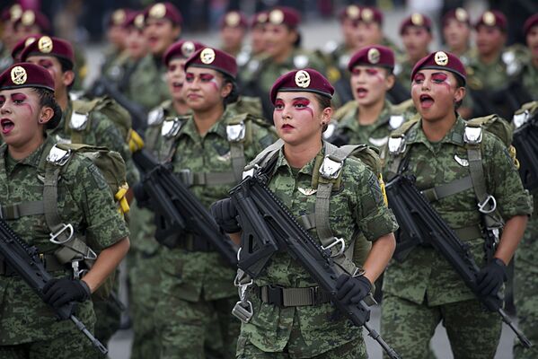 Mexican female paratroopers participate in a military parade to commemorate the 205th anniversary of Mexico's Independence, in Mexico City, on September 16, 2015 - Sputnik Србија
