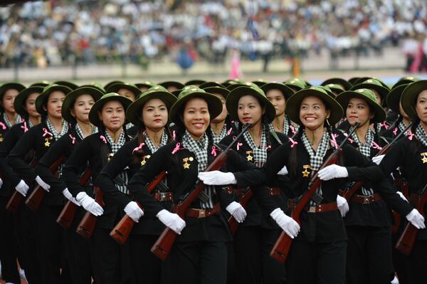 Women dressed as female Vietcong soldiers during the Vietnam war parade during official celebrations of the 60th anniversary of Vietnam's Dien Bien Phu victory over France at a stadium in the Northwestern town of Dien Bien Phu on May 7, 2014 - Sputnik Србија