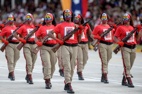 Venezuelan female soldiers parade during the celebration of Venezuela's Independence Day in Caracas on July 5, 2015 - Sputnik Србија