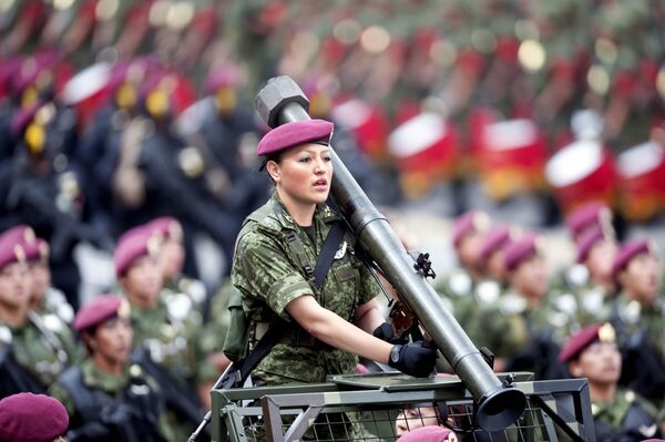 A Mexican female soldier holding an antitank rocket launchertakes part in military parade during the celebration of the 201st anniversary of the country's independence at Constitution Square in Mexico City on September 16, 2011 - Sputnik Srbija