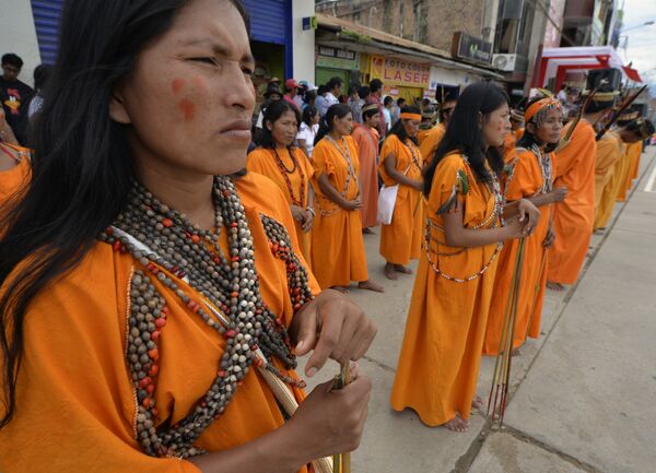Female Amazonian natives members of military-trained self-defense committees against guerrillas and drug traffickers, stand in formation during a parade after receiving medical care, some field work stuff and shotguns on September 19, 2013, in the town of San Martin de Pagoa, 350 kilometers east from Lima in central Peru - Sputnik Srbija