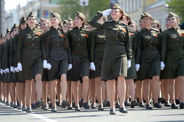 Učesnice vojne parade posvećene 71. godišnjici pobede u Velikom otadžbinskom ratu, na Trgu slobode u Kazanju. - Sputnik Srbija