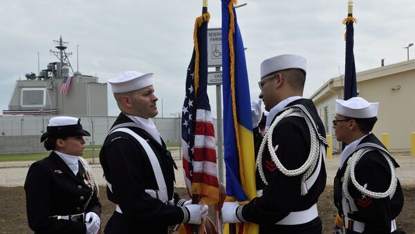Američki vojnici stoje pored rumunske i američke zastave tokom ceremonije postavljanja protivraketnog sistema Egis Ašor u vojnoj bazi Deveselu u Rumuniji - Sputnik Srbija