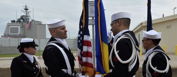 Američki vojnici stoje pored rumunske i američke zastave tokom ceremonije postavljanja protivraketnog sistema Egis Ašor u vojnoj bazi Deveselu u Rumuniji - Sputnik Srbija