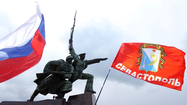 Заставе испред споменика Војника и морнара на прослави годишњице отцепљења Крима у Севастопољу - Sputnik Србија
