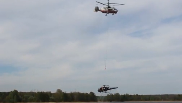 Vađenje helikoptera iz jezera - Sputnik Srbija
