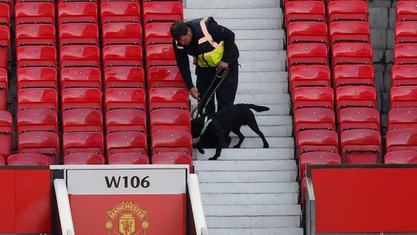 Policijski pas na stadionu Mančester junajteda Old Trafordu nakon otkazivanja utakmice protiv Bornmuta zbog bombe na stadionu. - Sputnik Srbija