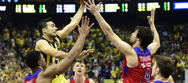 Кошаркаш ЦСКА Милош Теодосић у борби за лопту у финалу Евролиге против Фенербахчеа. - Sputnik Србија