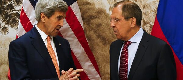 Američki državni sekretar Džon Keri i ruski ministar spoljnih poslova Sergej Lavrov pre sastanka u Beču. - Sputnik Srbija