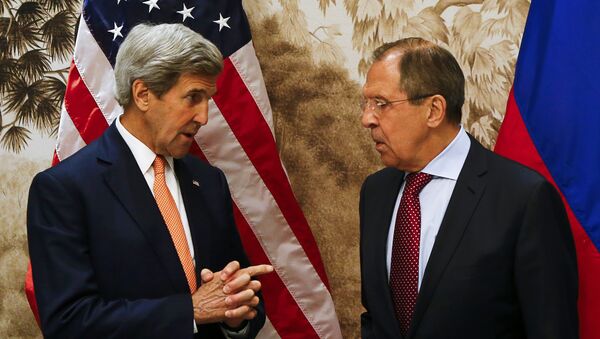 Američki državni sekretar Džon Keri i ruski ministar spoljnih poslova Sergej Lavrov pre sastanka u Beču. - Sputnik Srbija