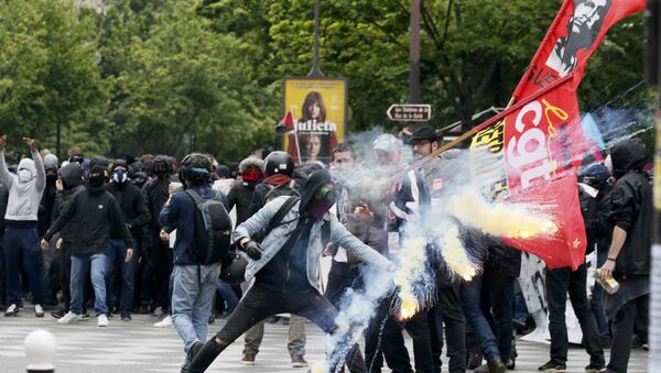 Protesti u Francuskoj, policija upotrebljava suzavac - Sputnik Srbija