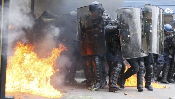 Француска: Демонстранти су се сукобили са полицијом током демонстрација против реформа закона о раду у Паризу  - Sputnik Србија