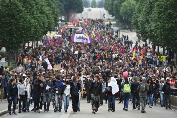 Демонстранти се сукобили са полицијом 17. маја 2016. годинe и у Нанту, током демонстрација против планираних реформи закона о раду. - Sputnik Србија