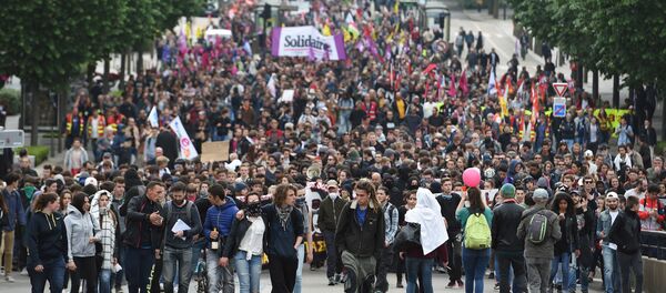 Демонстранти се сукобили са полицијом 17. маја 2016. годинe и у Нанту, током демонстрација против планираних реформи закона о раду. - Sputnik Србија